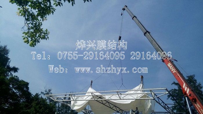燁興—廣州外語學院舞臺膜結(jié)構(gòu)工程施工中