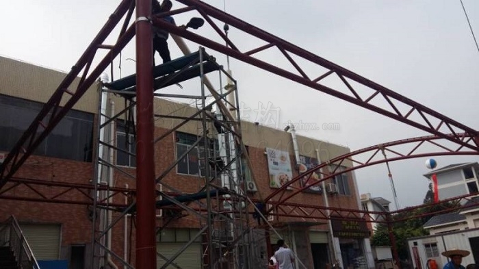 燁興-佛山陽光廣場景觀膜結(jié)構遮陽棚施工中